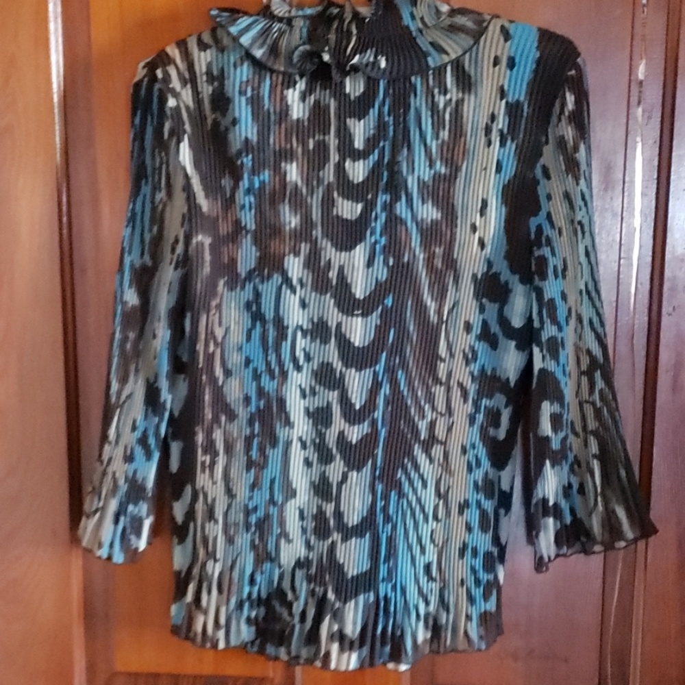Signature By Larry Levine Pleated Ruffles Top - Picture 4 of 4